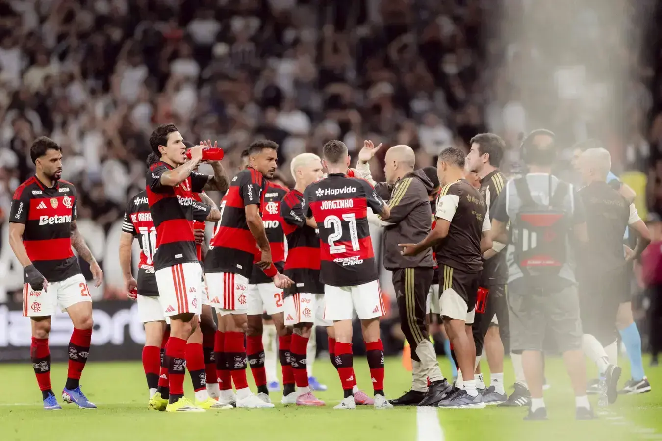 Flamengo e Santos se enfrentam no Maracanã em clássico decisivo neste domingo