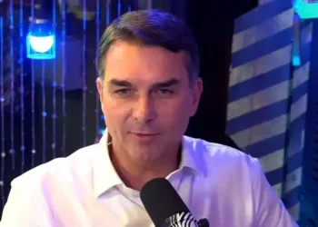 Flávio Bolsonaro critica Eduardo e elogia Nikolas em meio a racha político