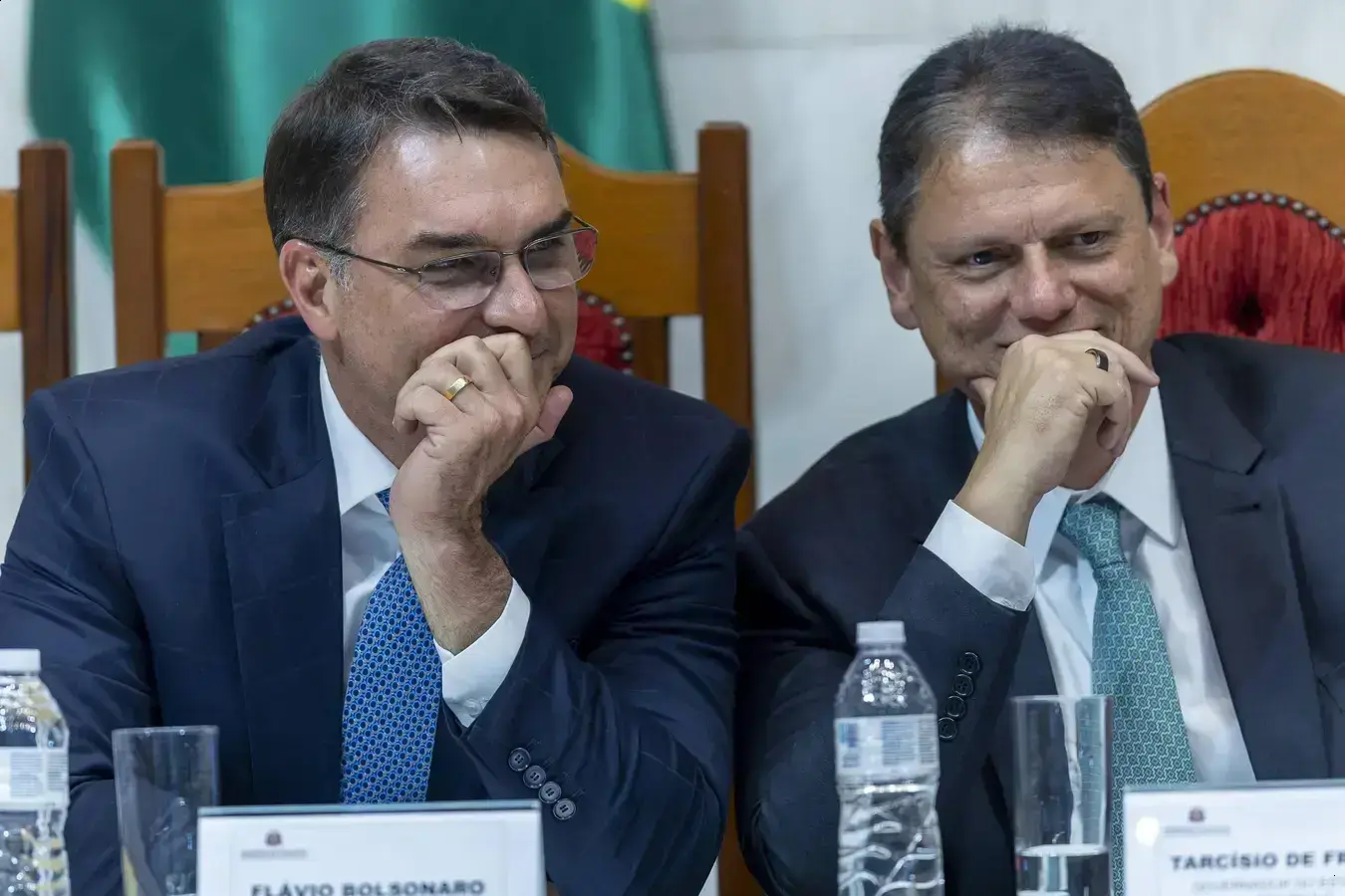 Flávio Bolsonaro propõe fim da reeleição e busca apoio político