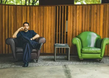 Gabriel Leone celebra o sucesso do cinema brasileiro e novos projetos