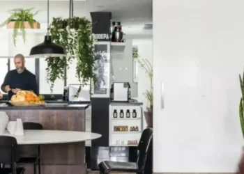 Henrique Fogaça completa mais um ano em apartamento remodelado na Paulista