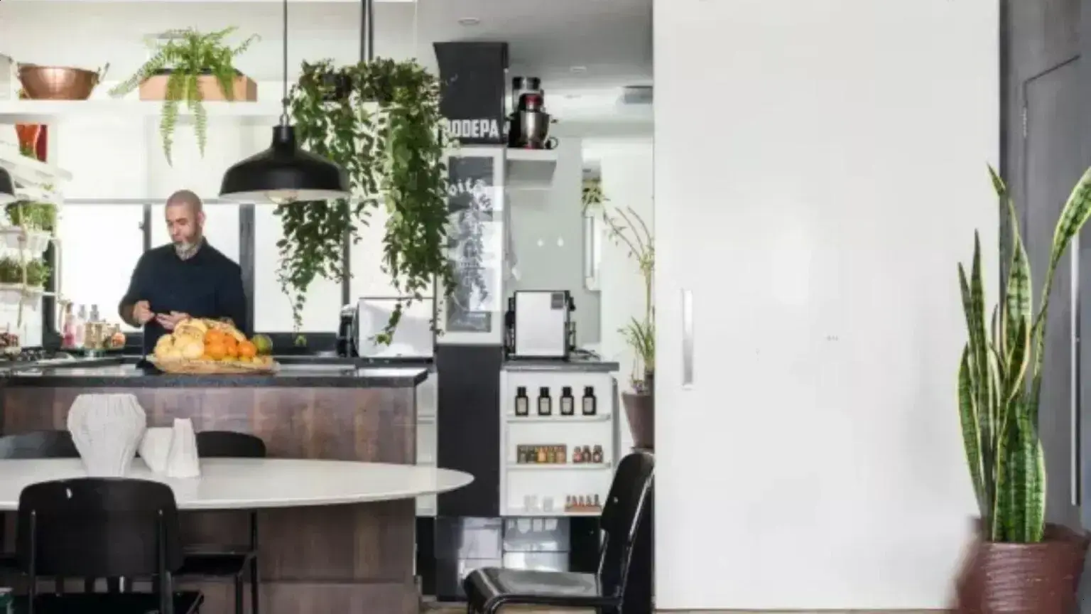 Henrique Fogaça completa mais um ano em apartamento remodelado na Paulista