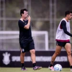 Hugo Souza destaca simplicidade no jogo de Diniz com vitória do Corinthians