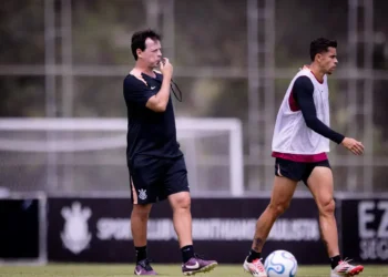 Hugo Souza destaca simplicidade no jogo de Diniz com vitória do Corinthians
