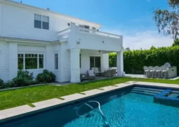 Irmãs Fanning colocam mansão luxuosa à venda por R$ 15,4 milhões