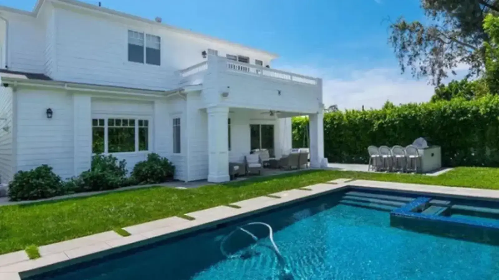 Irmãs Fanning colocam mansão luxuosa à venda por R$ 15,4 milhões