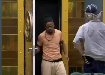 Leandro Boneco retorna ao BBB 26 após atendimento médico e tranquiliza fãs