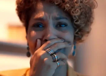 Lena se desespera com maternidade real em "Três Graças" e quer retornar ao Brasil