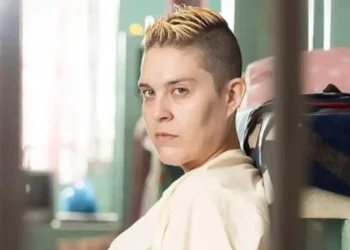 Letícia Rodrigues se despede de Sandrão em Tremembé na segunda temporada