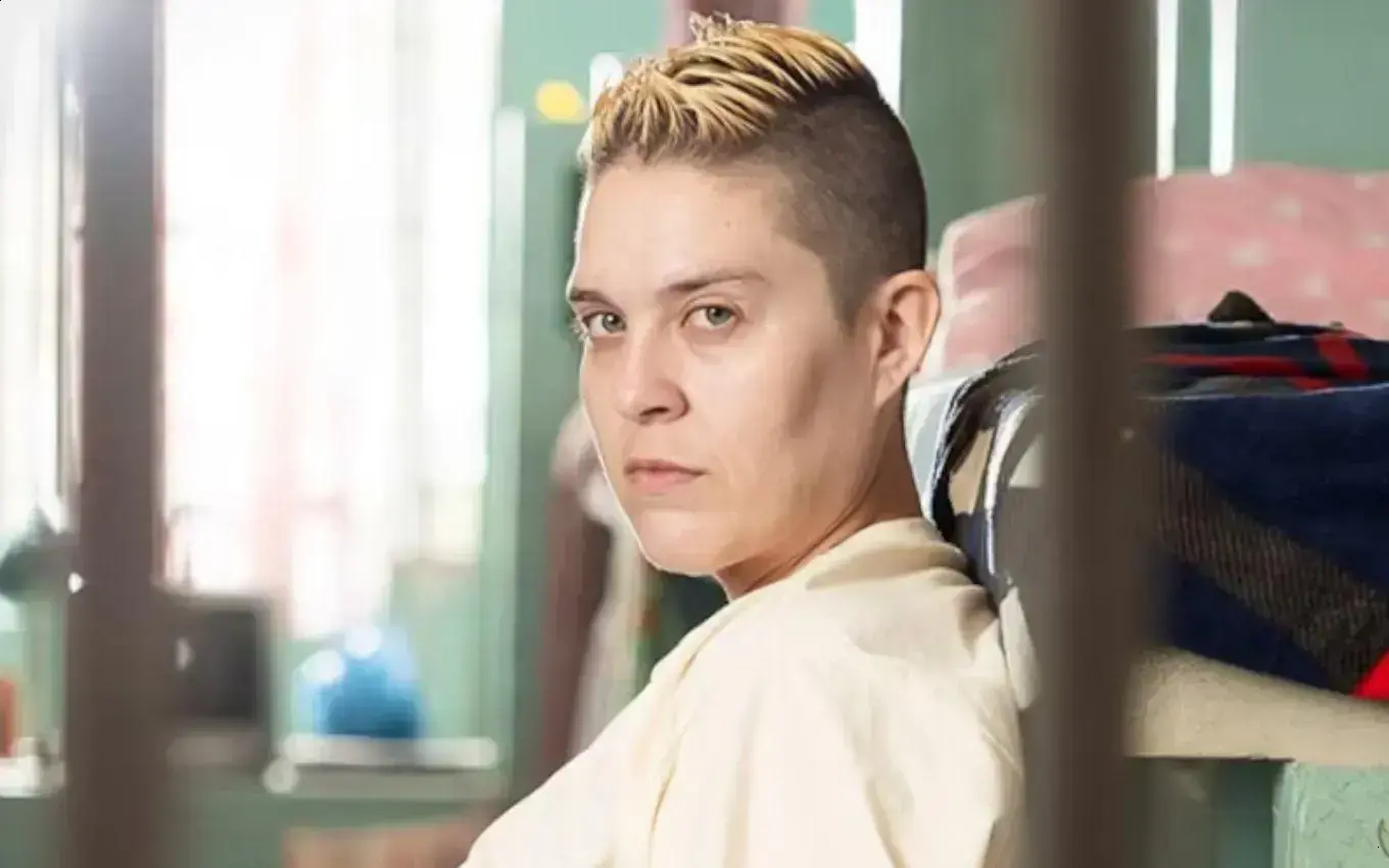 Letícia Rodrigues se despede de Sandrão em Tremembé na segunda temporada