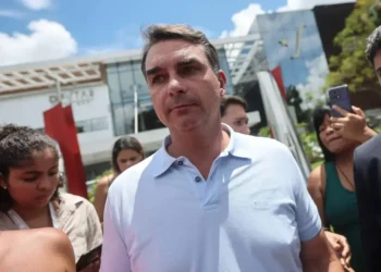 Liderança indígena chama Flávio Bolsonaro de ‘miliciano’ em protesto