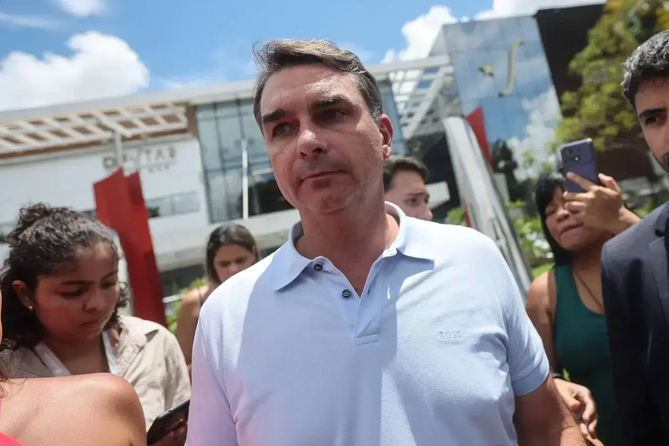 Liderança indígena chama Flávio Bolsonaro de ‘miliciano’ em protesto