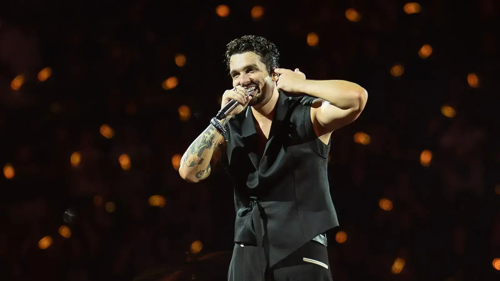 Luan Santana encanta público com show na Arena Pantanal em Cuiabá