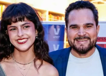 Luciano Camargo celebra o lançamento do livro da filha Isabella Fonseca