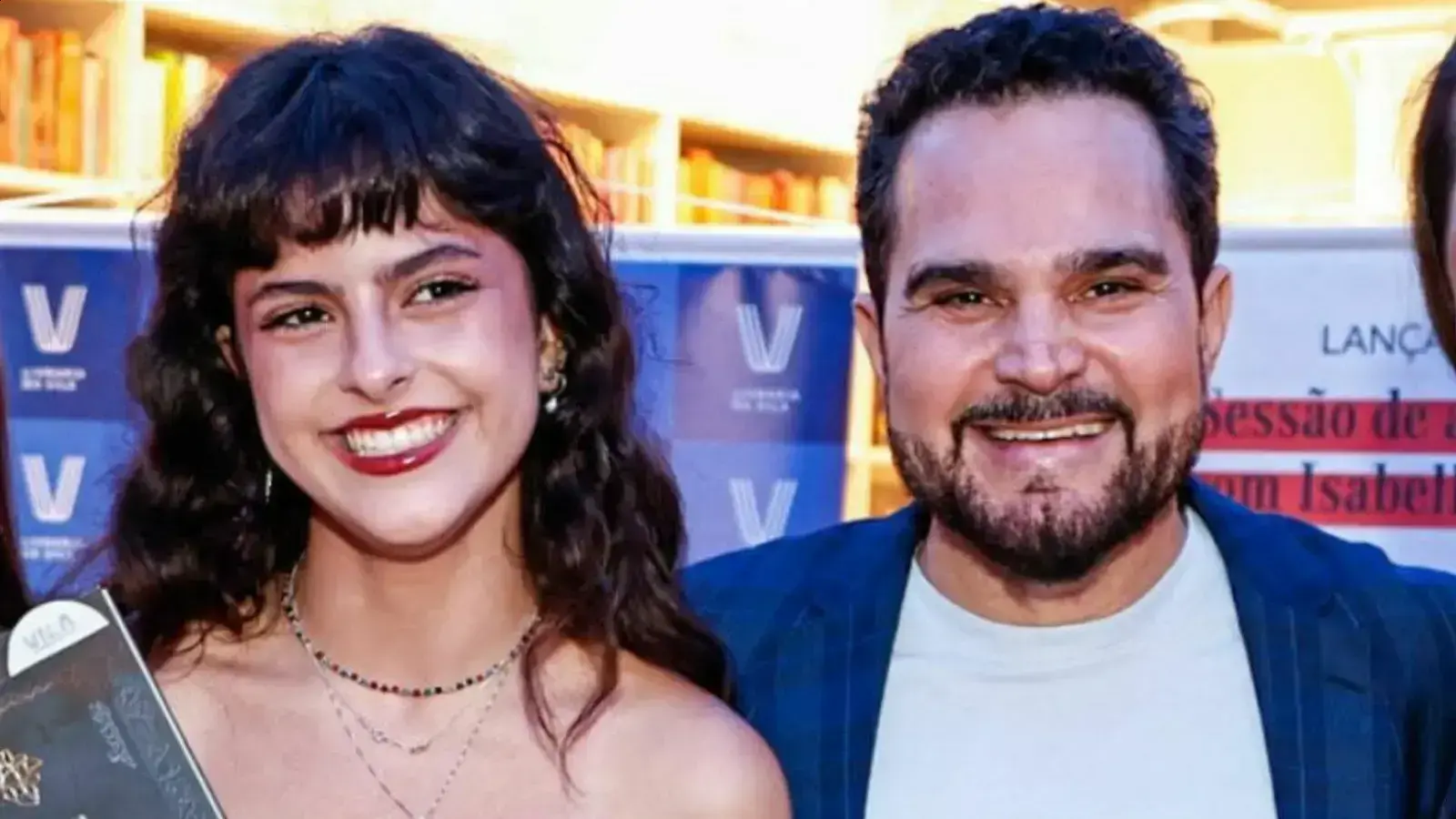 Luciano Camargo celebra o lançamento do livro da filha Isabella Fonseca