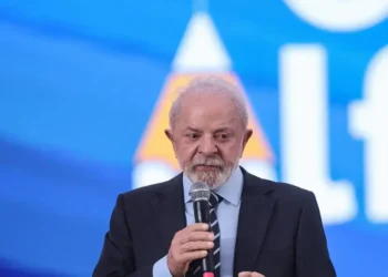 Lula critica STF e diz que ministros não podem querer ser milionários