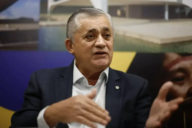 Lula nomeia José Guimarães como novo ministro da articulação política