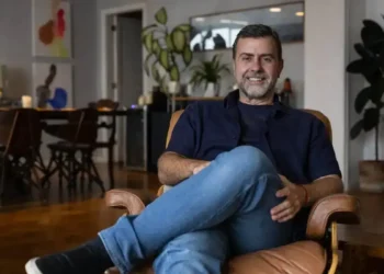Marcelo Freixo lança autobiografia e relembra assassinato do irmão
