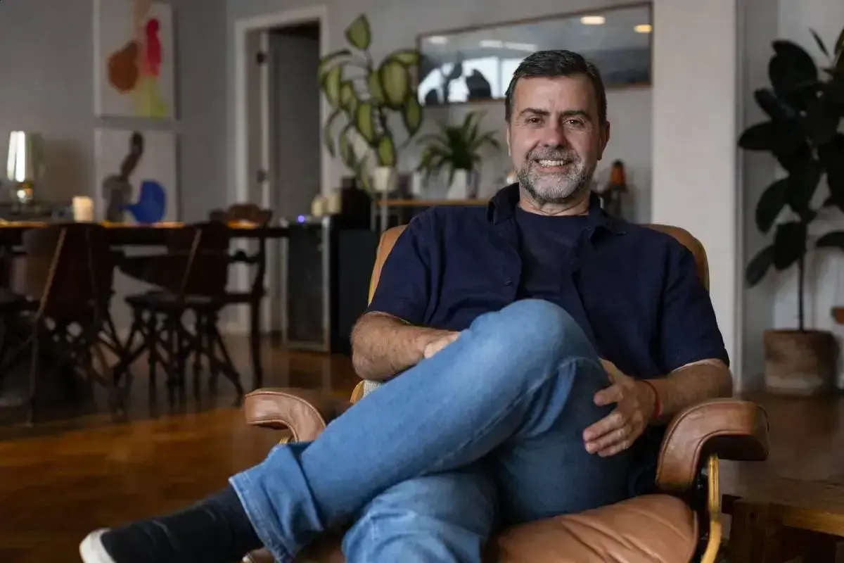 Marcelo Freixo lança autobiografia e relembra assassinato do irmão