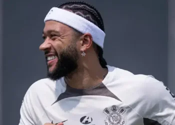 Memphis Depay retorna ao Corinthians após tratamento na Espanha