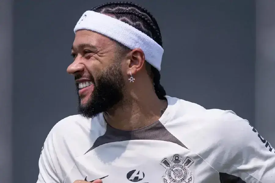 Memphis Depay retorna ao Corinthians após tratamento na Espanha
