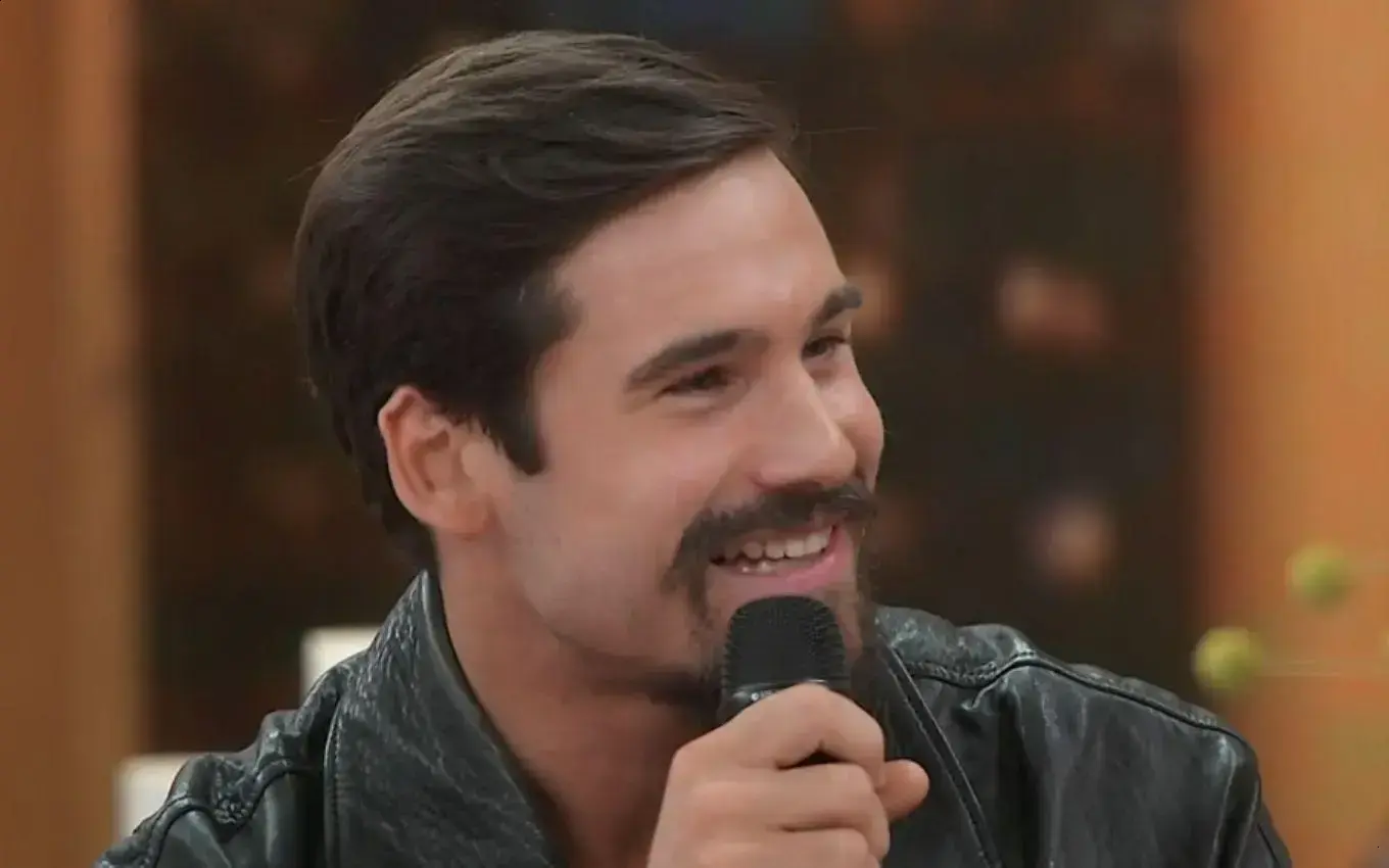 Nicolas Prattes se destaca como vilão gaiato em A Nobreza do Amor