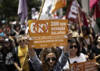 Oposição Convoca Ministros para Discutir Fim da Escala 6x1 no Governo Lula