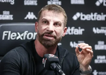 Pedrinho defende Vasco em resposta a ataques de dirigentes rivais