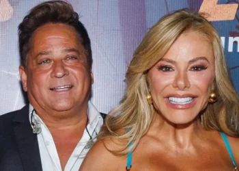 Poliana Rocha brilha com look ousado no show de Leonardo em São Paulo