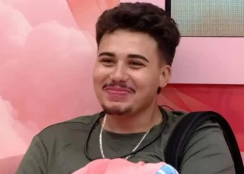 Rayne Luiza revela o rosto da filha Aurora em ensaio newborn