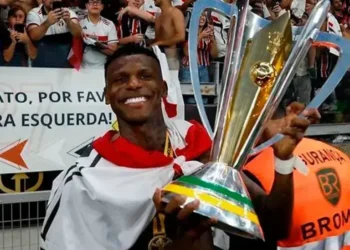 São Paulo dá prazo para Arboleda se reapresentar após polêmica