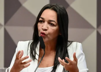 Senadora Eliziane Gama deixa PSD e se filia ao PT em busca da reeleição