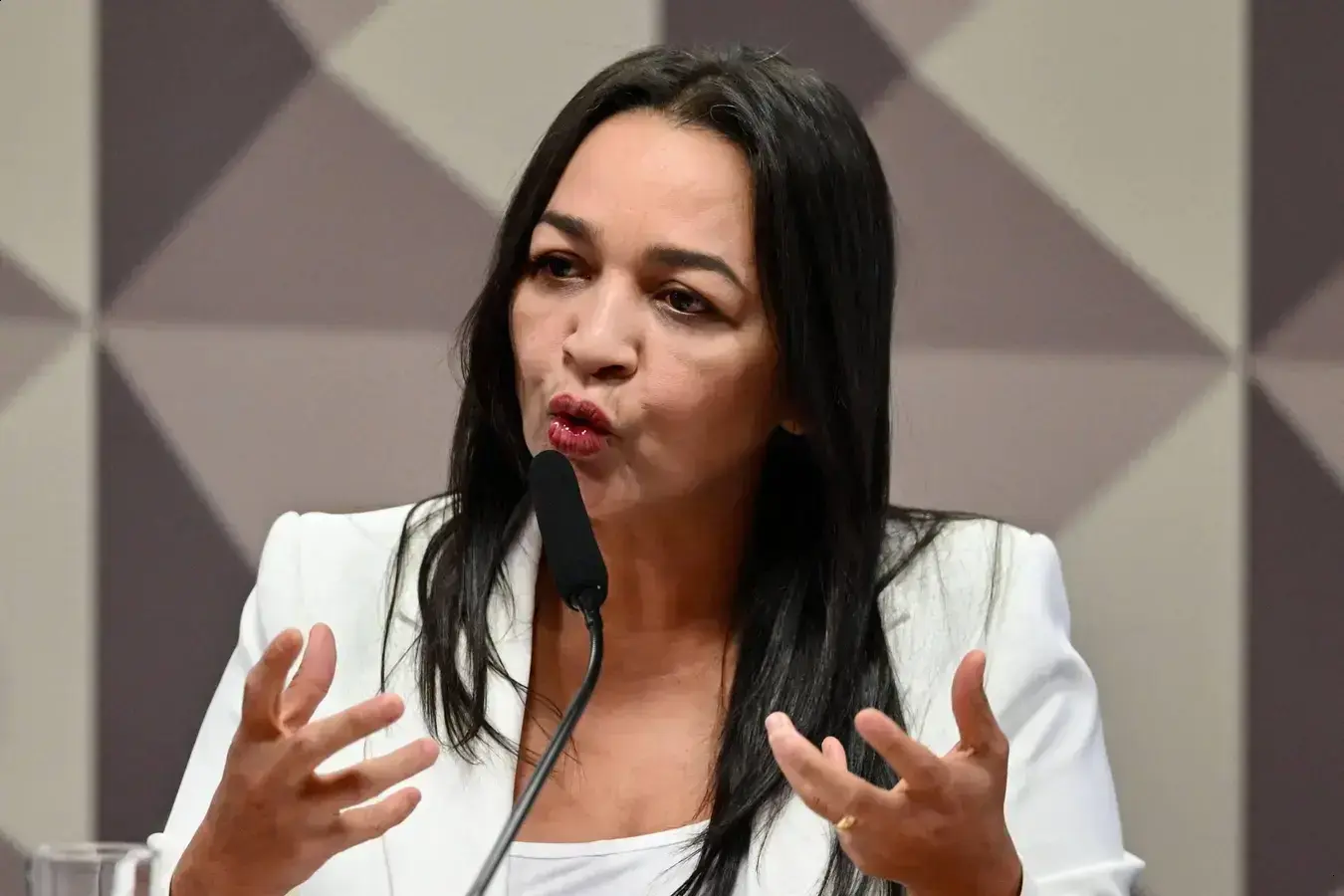Senadora Eliziane Gama deixa PSD e se filia ao PT em busca da reeleição