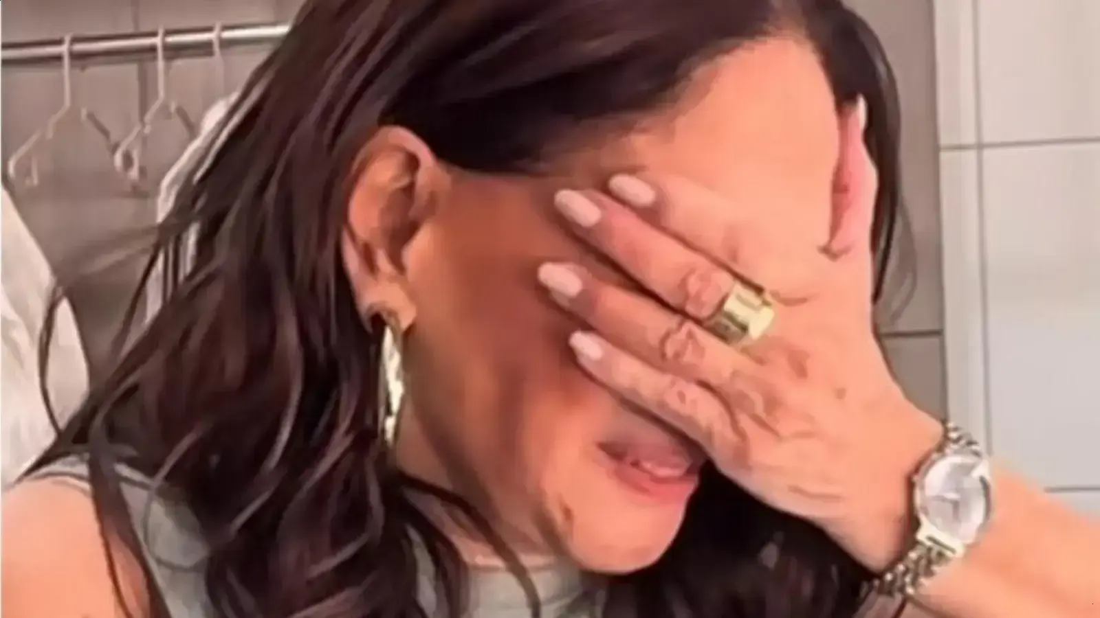 Susana Vieira se emociona ao receber homenagem de fã em encontro especial