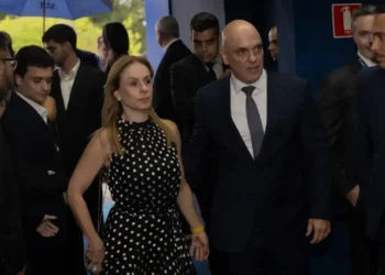 Uso de táxi aéreo por Viviane Barci levanta debates entre advogados