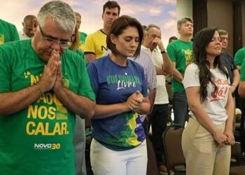 Girão elogia Michelle e critica acordos obscuros em evento recente
