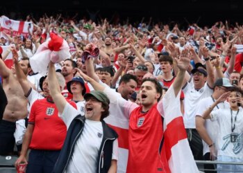 Por que os ingleses repetem a mesma música em todos os jogos da Copa?