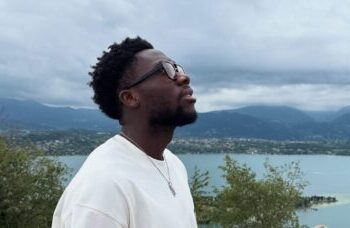 Alphonso Davies, ícone do Canadá, superou infância em campo de refugiados para brilhar no futebol profissional