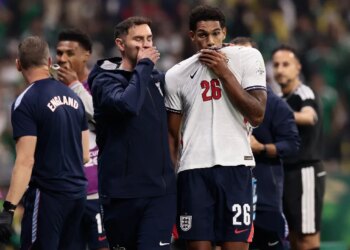 Inglês suspenso por dois jogos após expulsão; descubra os detalhes