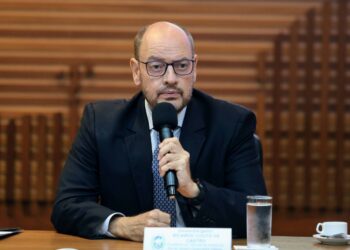 Governador interino do RJ defende permanência no cargo em tese apresentada
