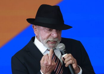 Lula exibe gesto polêmico durante evento no Palácio do Planalto em Brasília