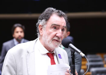 Patrus Ananias anuncia candidatura ao governo de Minas Gerais em 2026