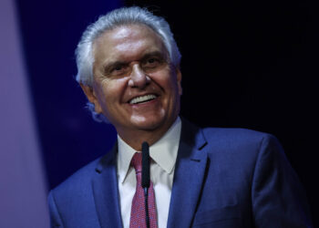 Caiado critica Flávio, comparando-o a um peru de Natal sob os cuidados de Lula para o segundo turno