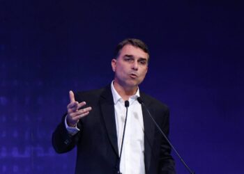 Flávio Bolsonaro contesta pesquisa da AtlasIntel no TSE em meio a debate político crucial