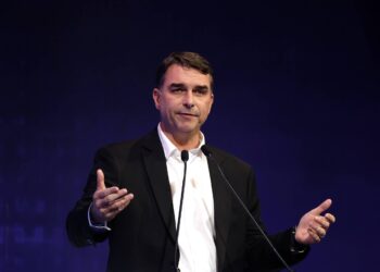 Flávio insiste em desinformação sobre urnas eletrônicas desde 2014 em 22/07/2026