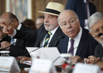 Divisão entre ministros de Lula em resposta a Milei enquanto presidente evita confronto