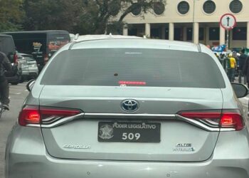 Carro de deputado flagrado em São Paulo em 28 de julho de 2026
