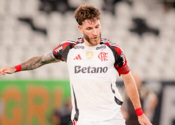 Besiktas faz proposta ao Flamengo por Léo Pereira