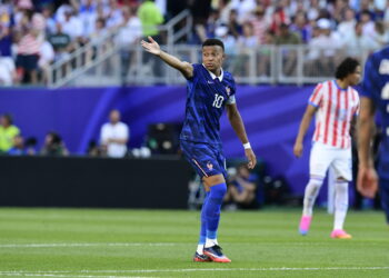 Mbappé leva França à vitória e mostra que craques brilham mesmo em dias difíceis