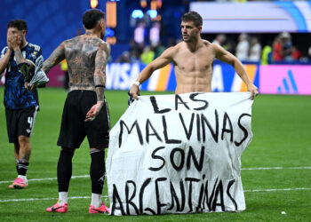 Jogadores celebram vitória sobre a Inglaterra reafirmando que as Malvinas pertencem à Argentina